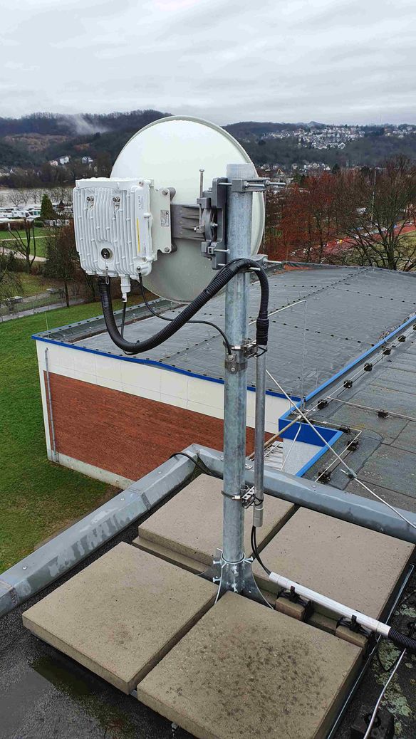 Flachdachständer mit 80 GHz Richtfunk