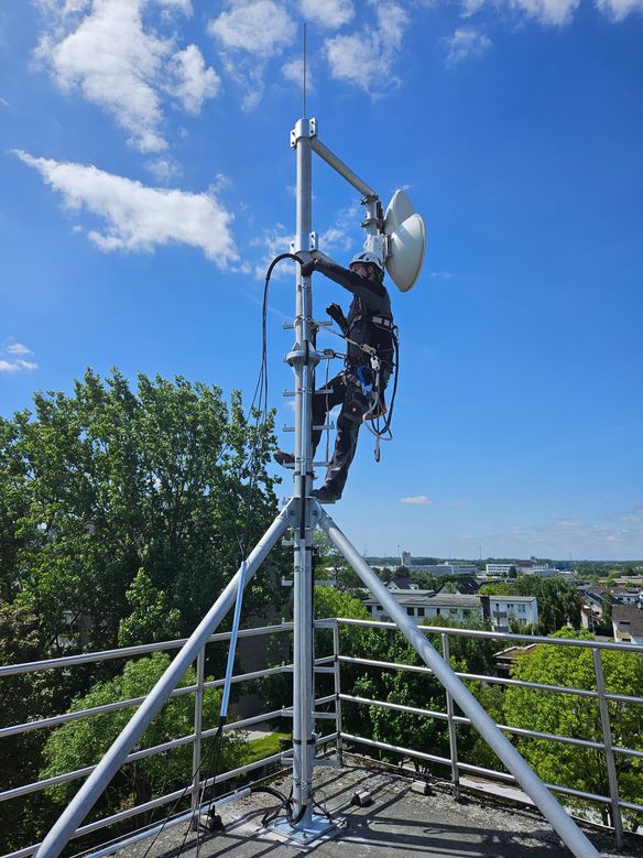 Kabelmontage am Stahlmast