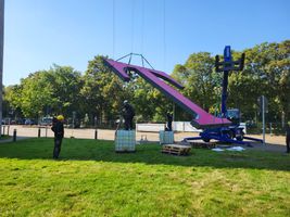 Telekom-Präsenz am Kölner Fernsehturm: Montage der Werbetafel