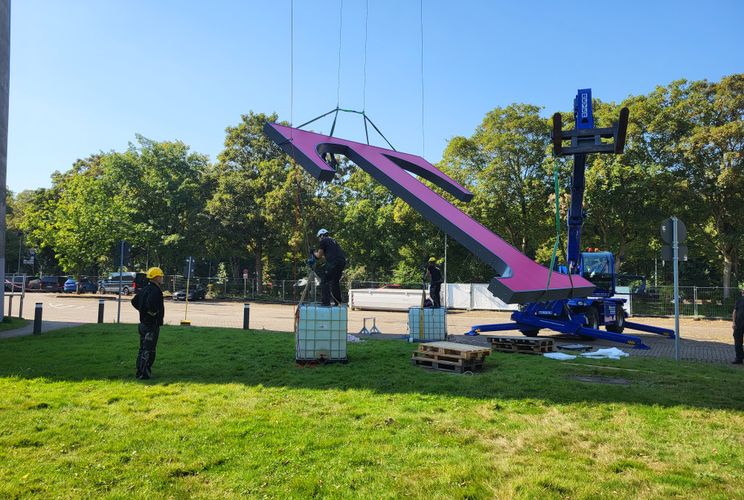 Telekom-Präsenz am Kölner Fernsehturm: Montage der Werbetafel