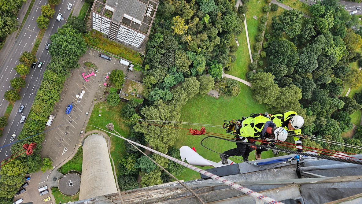 Industriekletterer bei der Demontage