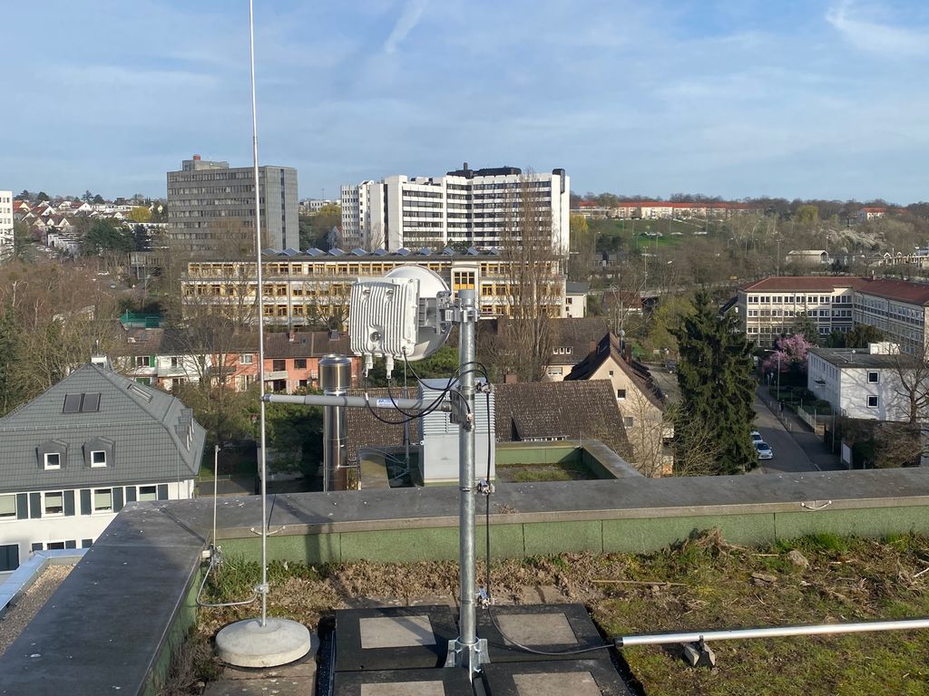 Richtfunk-Antenne Aviat WTM-4800 Montage Wiesbaden Krankenhaus-IT Standortvernetzung