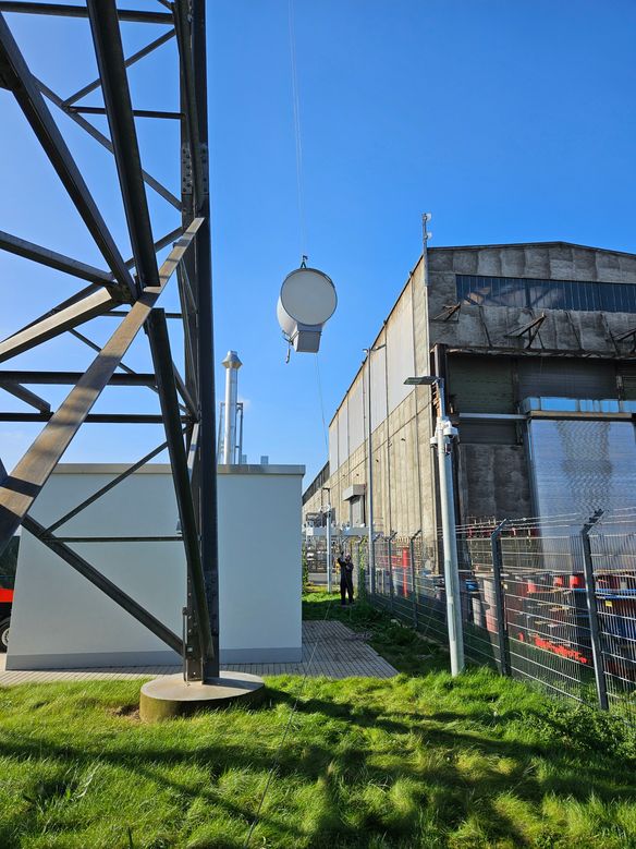 Antenne hängt in 10m Höhe im Seilsystem