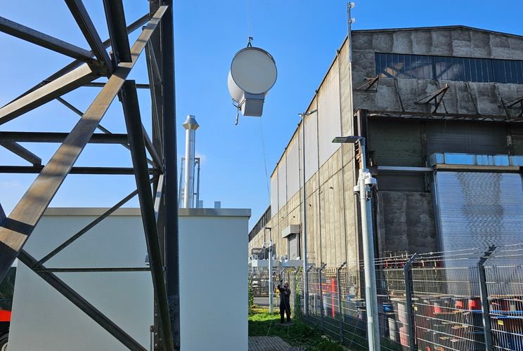 Spektakuläre Abseilaktion: 200 kg Antenne aus 70m Höhe demontiert - ohne Kran!