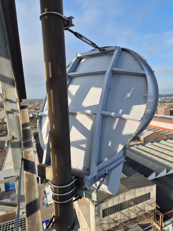 Massive 2m Richtfunkantenne