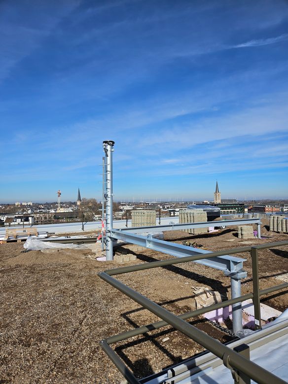 Antennenmast im Aufbau