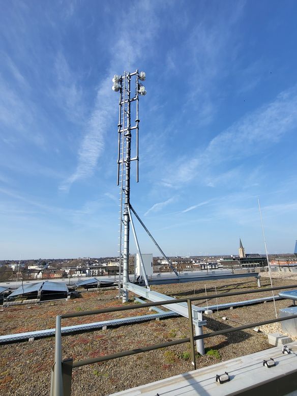 Fertiger Antennenmast auf dem neuem Rathaus in Euskirchen