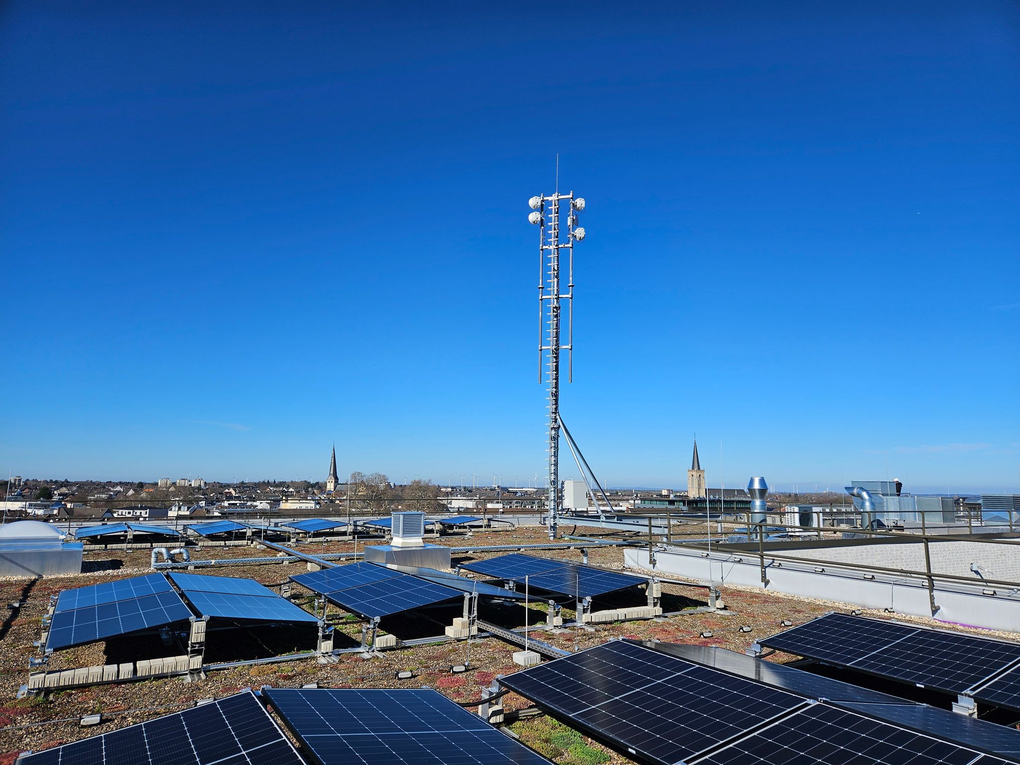 Netzausbau in Nordrhein-Westfalen: TWS installiert lizensierte Richtfunk-Infrastrukturen auf industriellen Gebäuden.