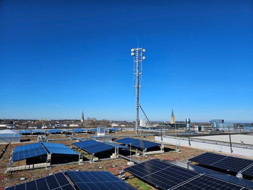 Aviat Networks E-Band Richtfunk Antenne auf neuem TWS Stahlbaumast am Rathaus Euskirchen für 10 Gbit Internet