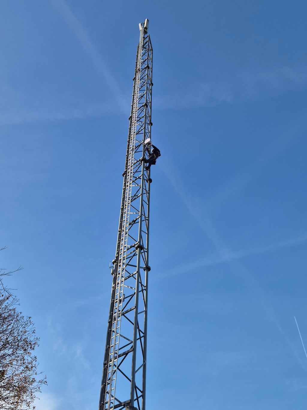 Richtfunkmontage auf einem Gittermast in Bonn durch TWS-technologie GmbH