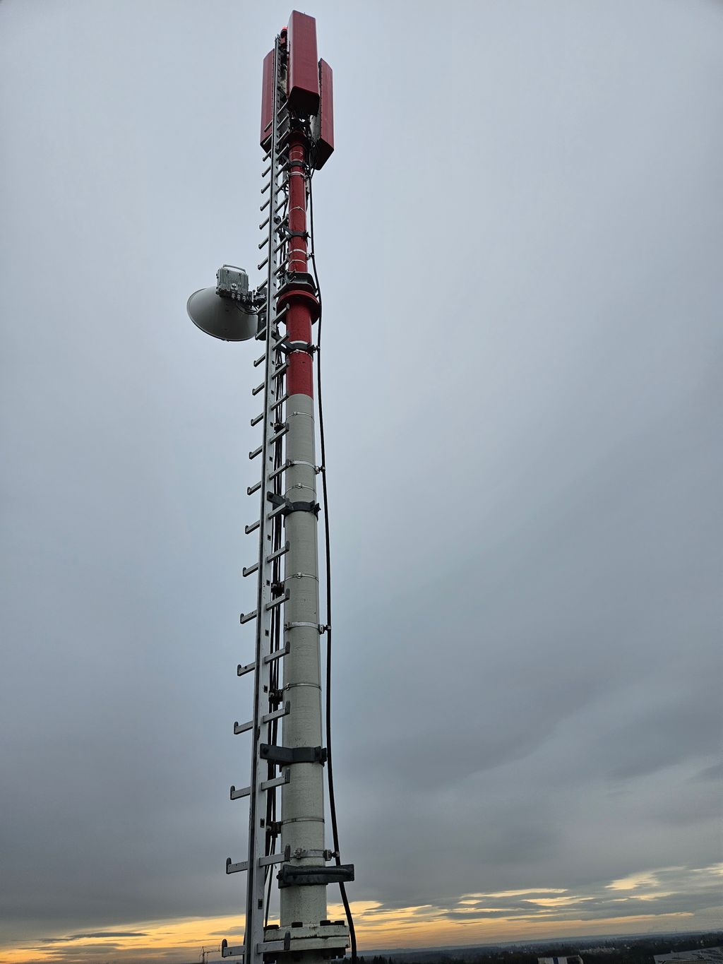 Funkmast mit Tetra Antennen und Richtfunk als Anbindung