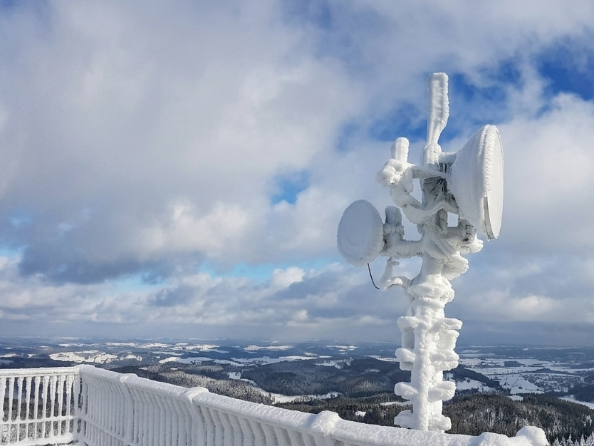 Härtetest am Gipfel: Wenn zentimeterdicke Eisschichten die Richtfunk-Antenne umschließen, zeigt sich die wahre Qualität von Montage und Hardware.