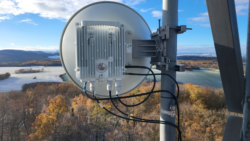 Präzision in schwindelerregender Höhe: Installation der 10 GBit/s Multiband-Technik für die Standorte Dohma und Berggießhübel.