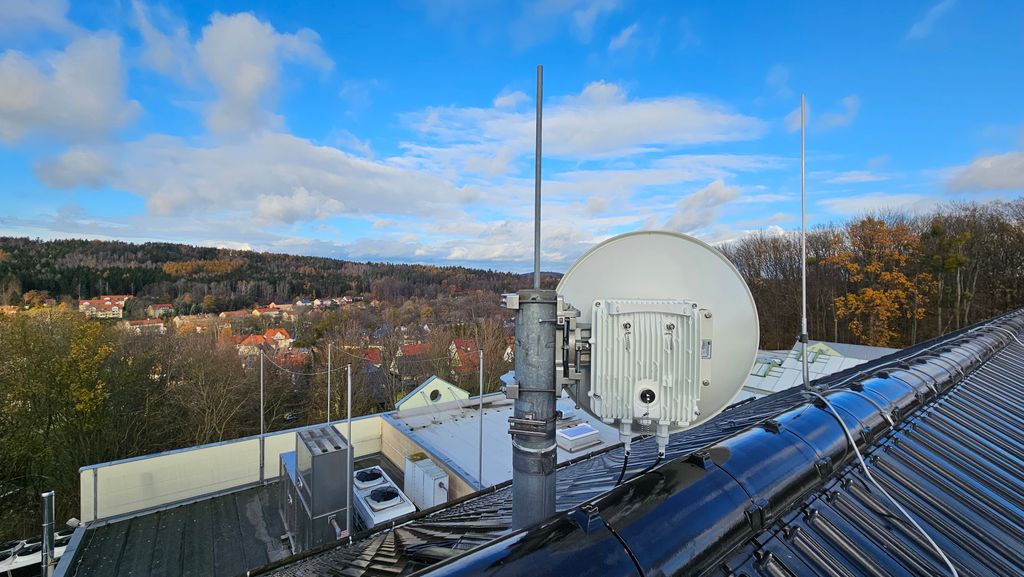 Präzision in schwindelerregender Höhe: Installation der 10 GBit/s Multiband-Technik für die Standorte Dohma und Berggießhübel.