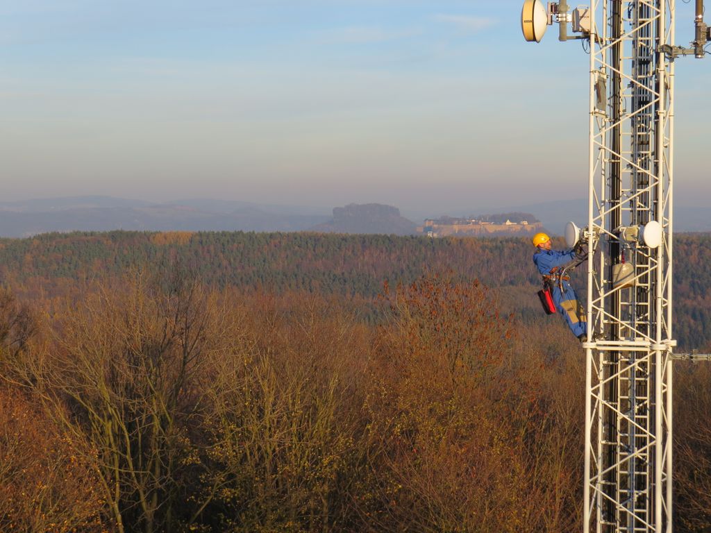 Präzision in schwindelerregender Höhe: Installation der 10 GBit/s Multiband-Technik für die Standorte Dohma und Berggießhübel.
