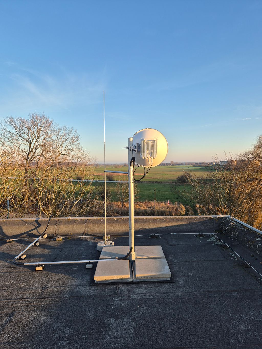 Schluss mit der Baggerbiss-Gefahr: In 80 Metern Höhe schafft diese Antenne die dringend benötigte, physische Redundanz zum Erdkabel.