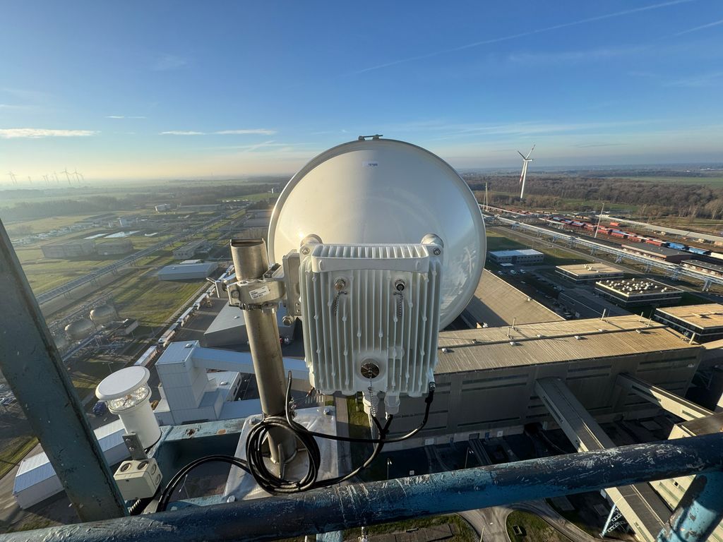 Schluss mit der Baggerbiss-Gefahr: In 80 Metern Höhe schafft diese Antenne die dringend benötigte, physische Redundanz zum Erdkabel.
