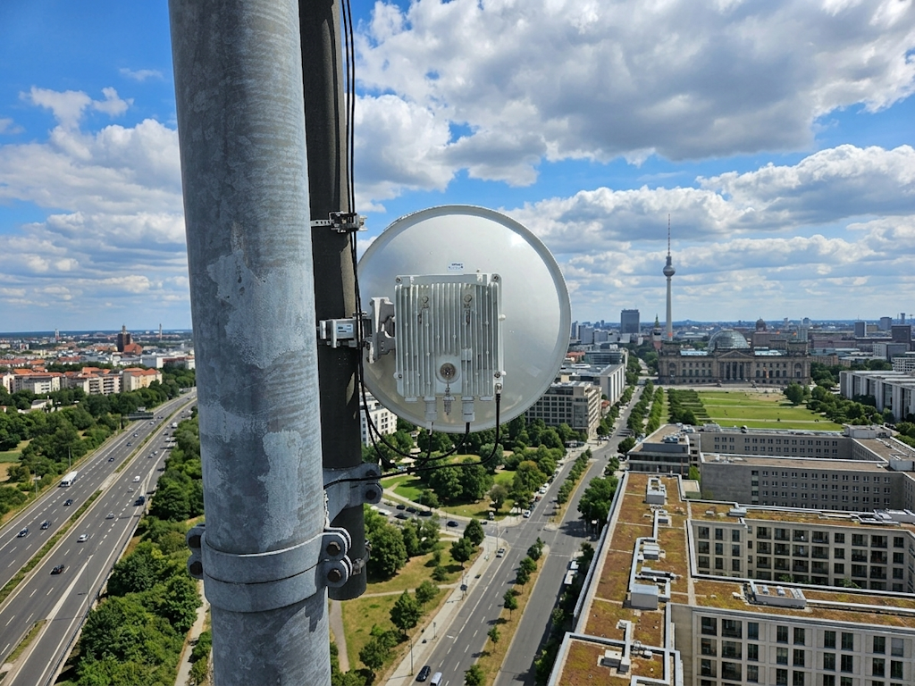 Schlüsselfertige Gigabit-Richtfunkanbindung über den Dächern von Berlin-Mitte für ein datenintensives Digitalunternehmen.