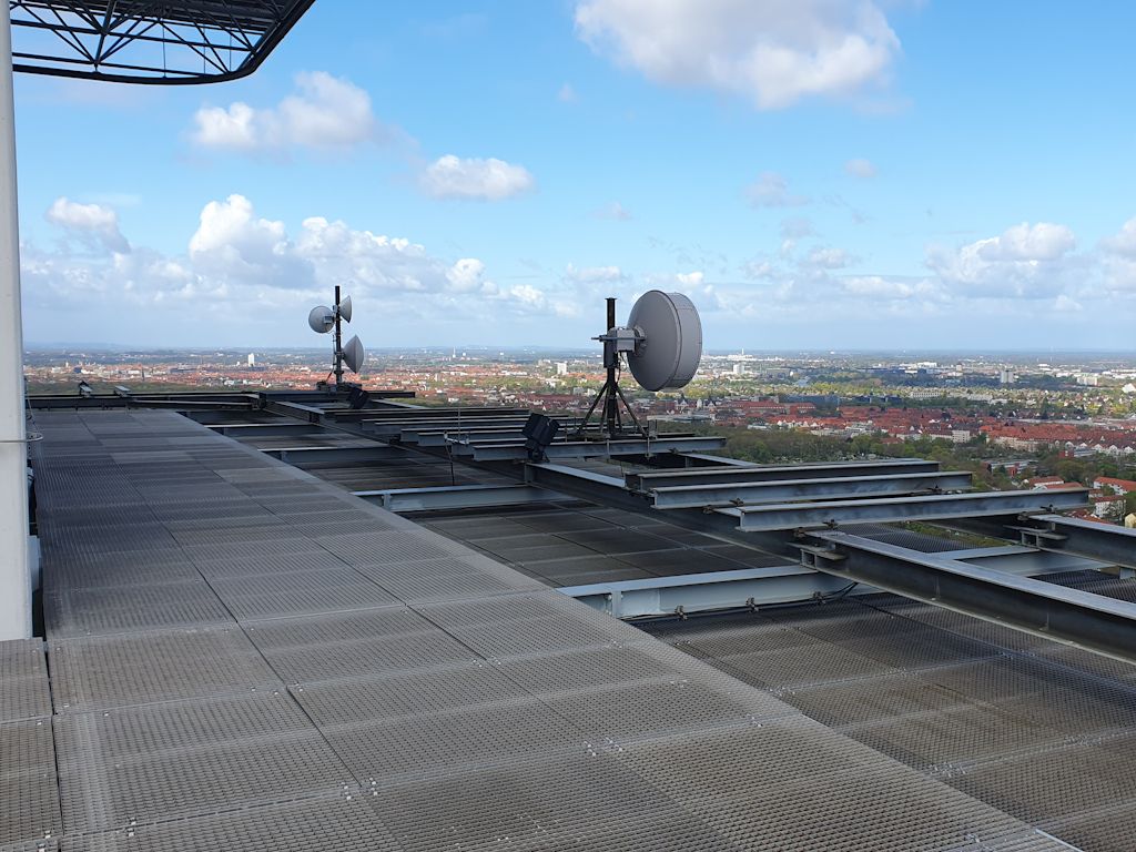 Netzausbau in Niedersachsen: TWS installiert lizensierte Richtfunk-Infrastrukturen auf industriellen Gebäuden.