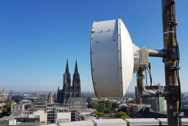 Richtfunkverbindung von TWS technologies über die Kölner Bucht für eine latenzfreie Gigabit-Kopplung im Raum Köln-Bonn.