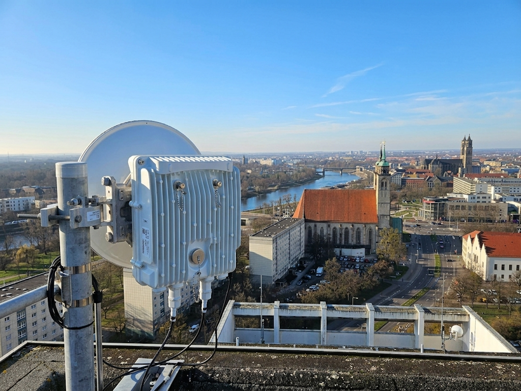 Netzausbau in Sachsen-Anhalt: TWS installiert lizensierte Richtfunk-Infrastrukturen auf industriellen Gebäuden und Werkshallen.