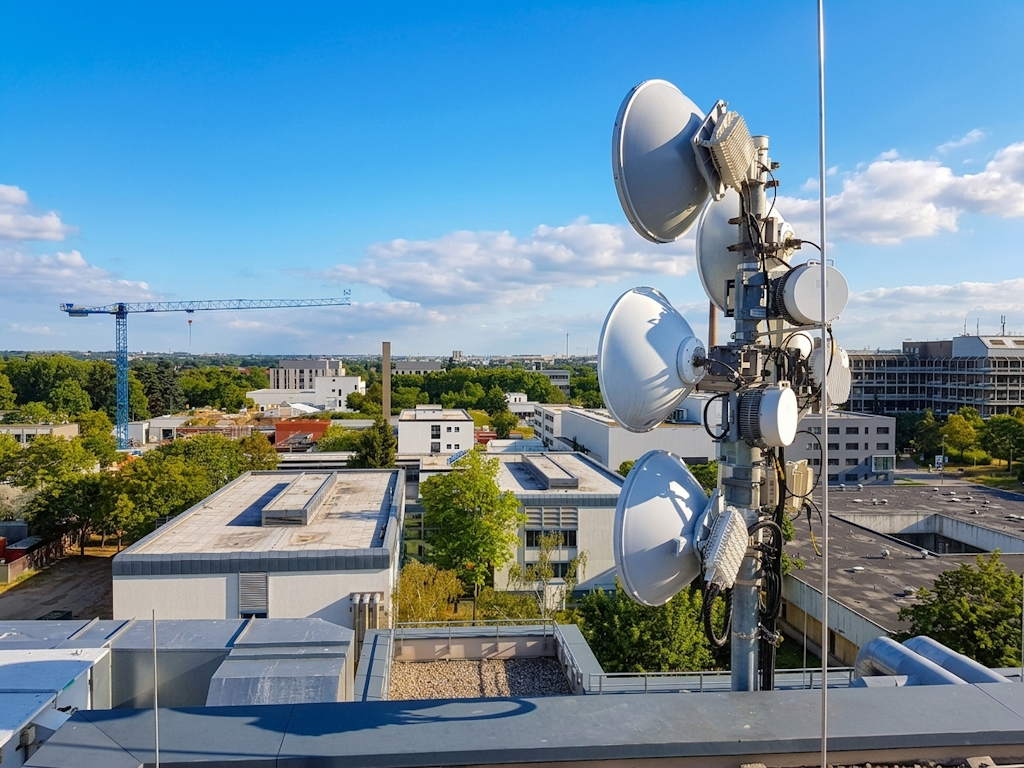 Professioneller Richtfunk in Mainz: Leistungsstarke Richtfunkantennen sichern die performante und ausfallsichere Datenübertragung auf dem Campus der Universität.