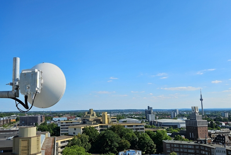 Hochverfügbare Richtfunk-Hardware auf einem Werksdach in Dortmund zur ausfallsicheren Standortvernetzung und Backup-Anbindung im Ruhrgebiet.