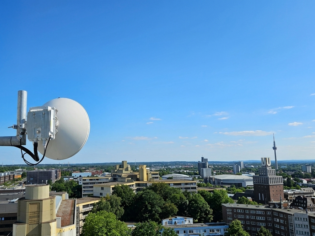 Professioneller Richtfunk für Unternehmen in Dortmund: Zuverlässige Richtfunkanbindung mit Blick auf das industrielle Stadtgebiet, Phoenix-West und den Florianturm.