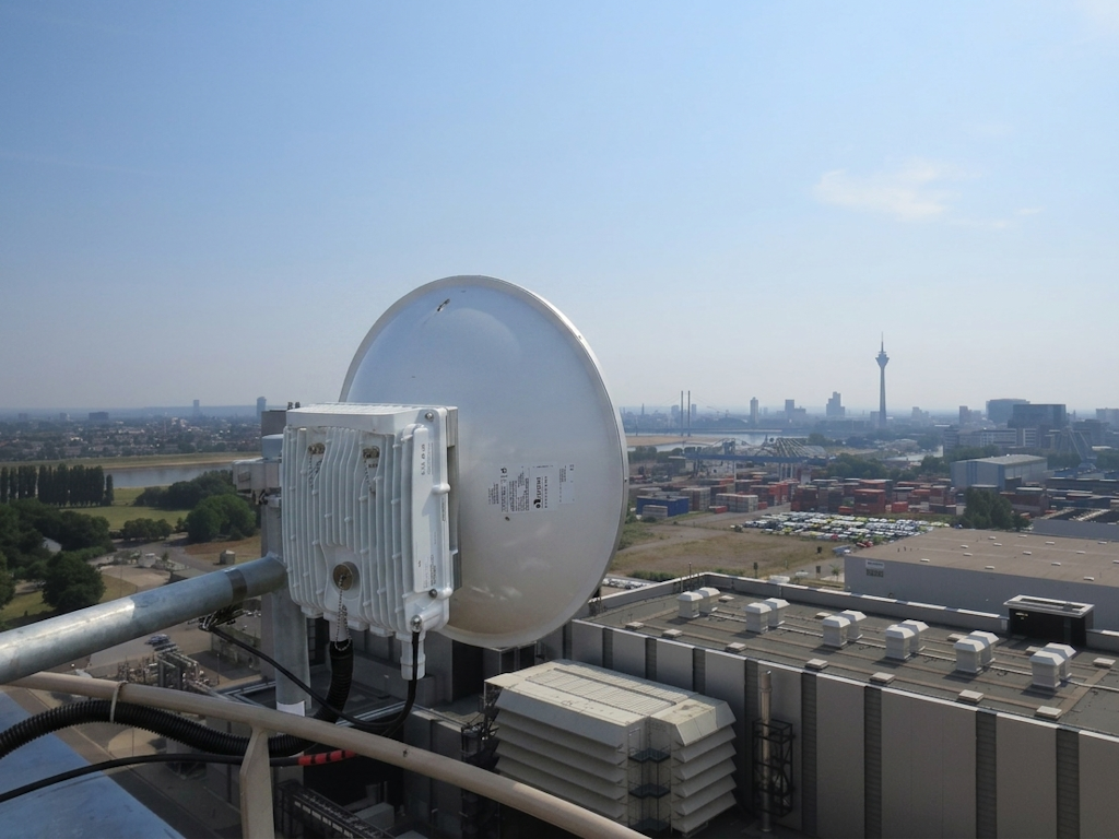 Netzausbau in Nordrhein-Westfalen: TWS installiert lizensierte Richtfunk-Infrastrukturen auf industriellen Gebäuden.