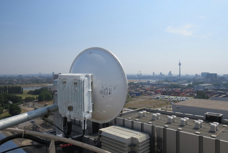 Hochverfügbare Richtfunk-Hardware auf einem Werksdach in Dortmund zur ausfallsicheren Standortvernetzung und Backup-Anbindung im Ruhrgebiet.
