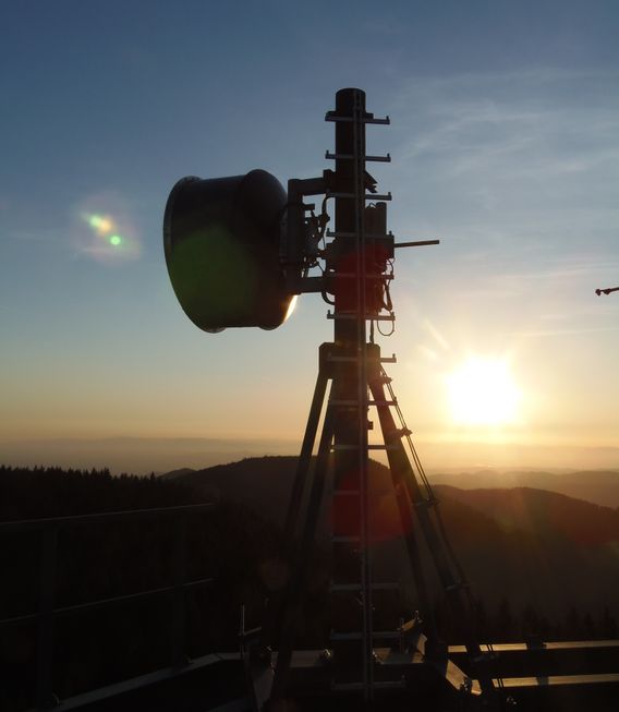 Richtfunkantenne im Sonnenuntergang