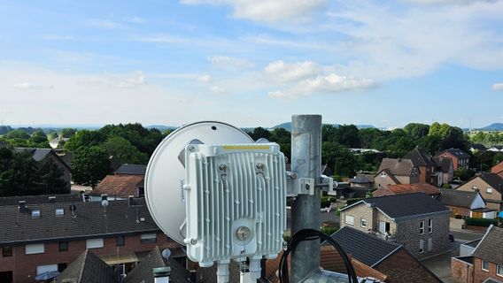 temporäre Richtfunkinstallation im Stadtumfeld