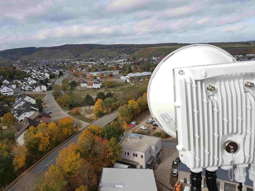 professionelle Richtfunkinstallation an einem Gittermast