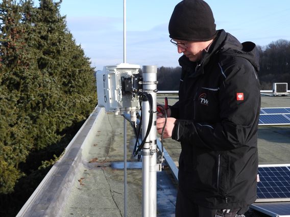 Präzision im Einsatz: Fachgerechte Installation des Siklu T280, das durch seine kompakte Bauweise und hohe Bandbreite überzeugt.