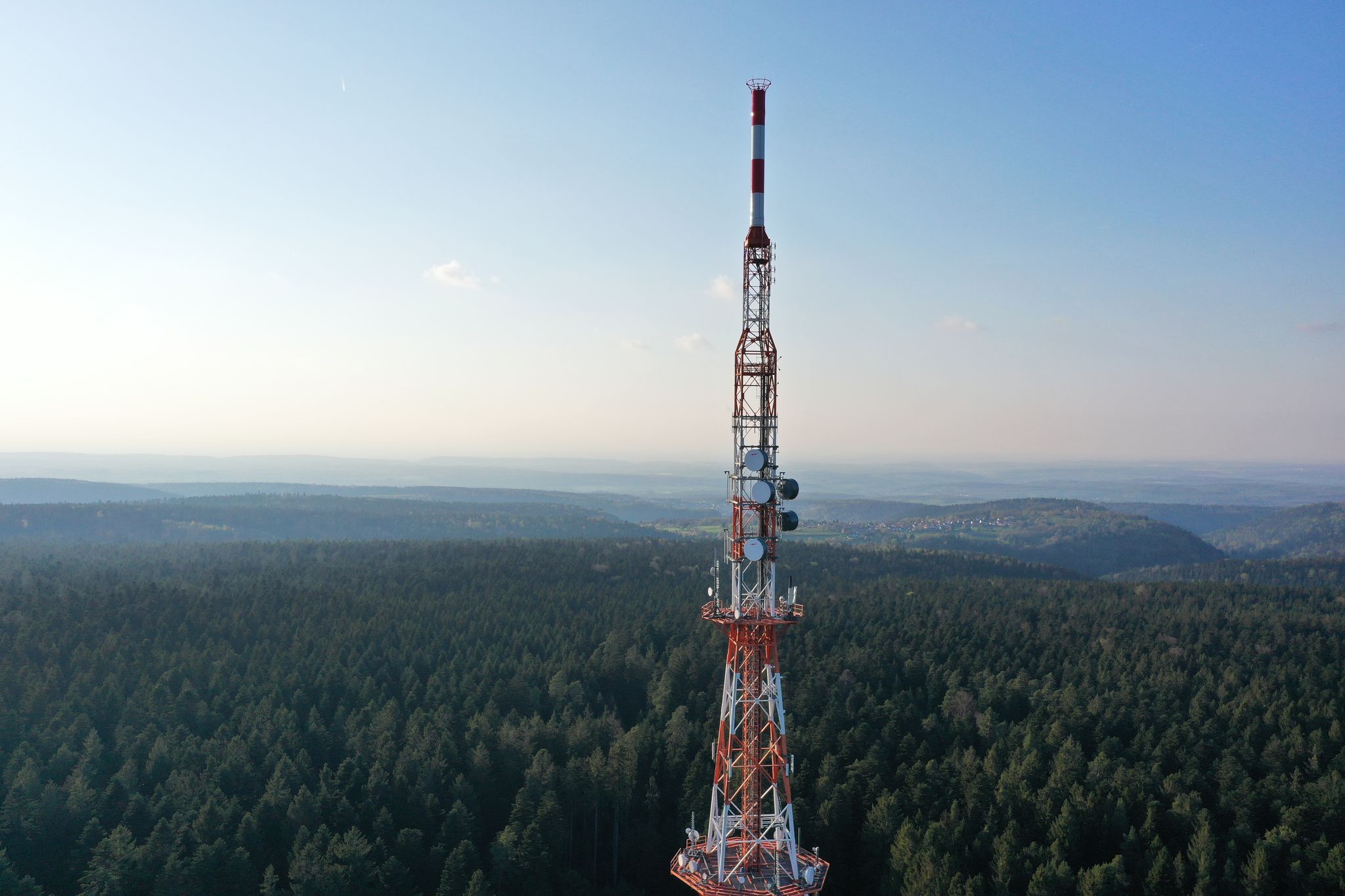 Glasfaser, Richtfunk oder Hybrid-Lösung: Wir liefern Ihnen das Gigabit-Internet, das Ihr Unternehmen wirklich braucht - schlüsselfertig und an jedem Standort.