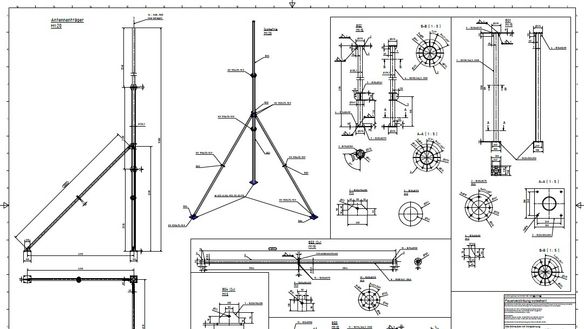 Techniker beim Ausrichten einer Richtfunkantennne