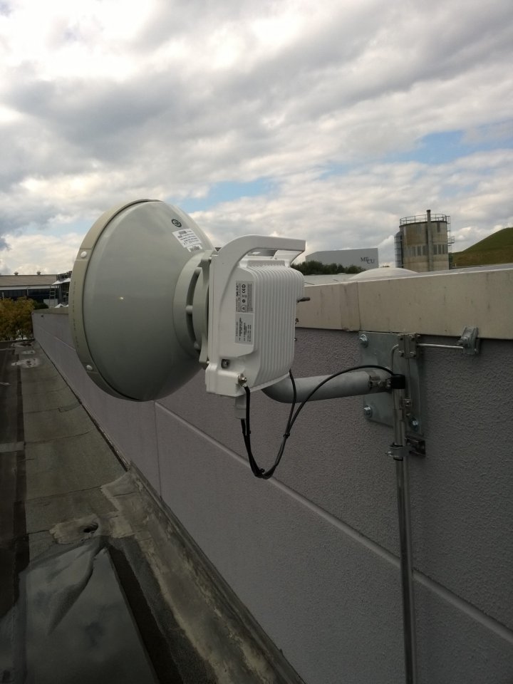 Ceragon-Fibeair-IP-20c-Wandmontage